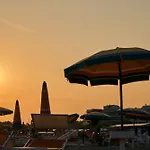 Your Summer Retreat In Lido Dei Pini Lejlighed *